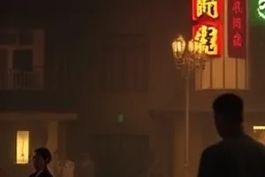 深海回声悬疑片封面，幽暗水面反光